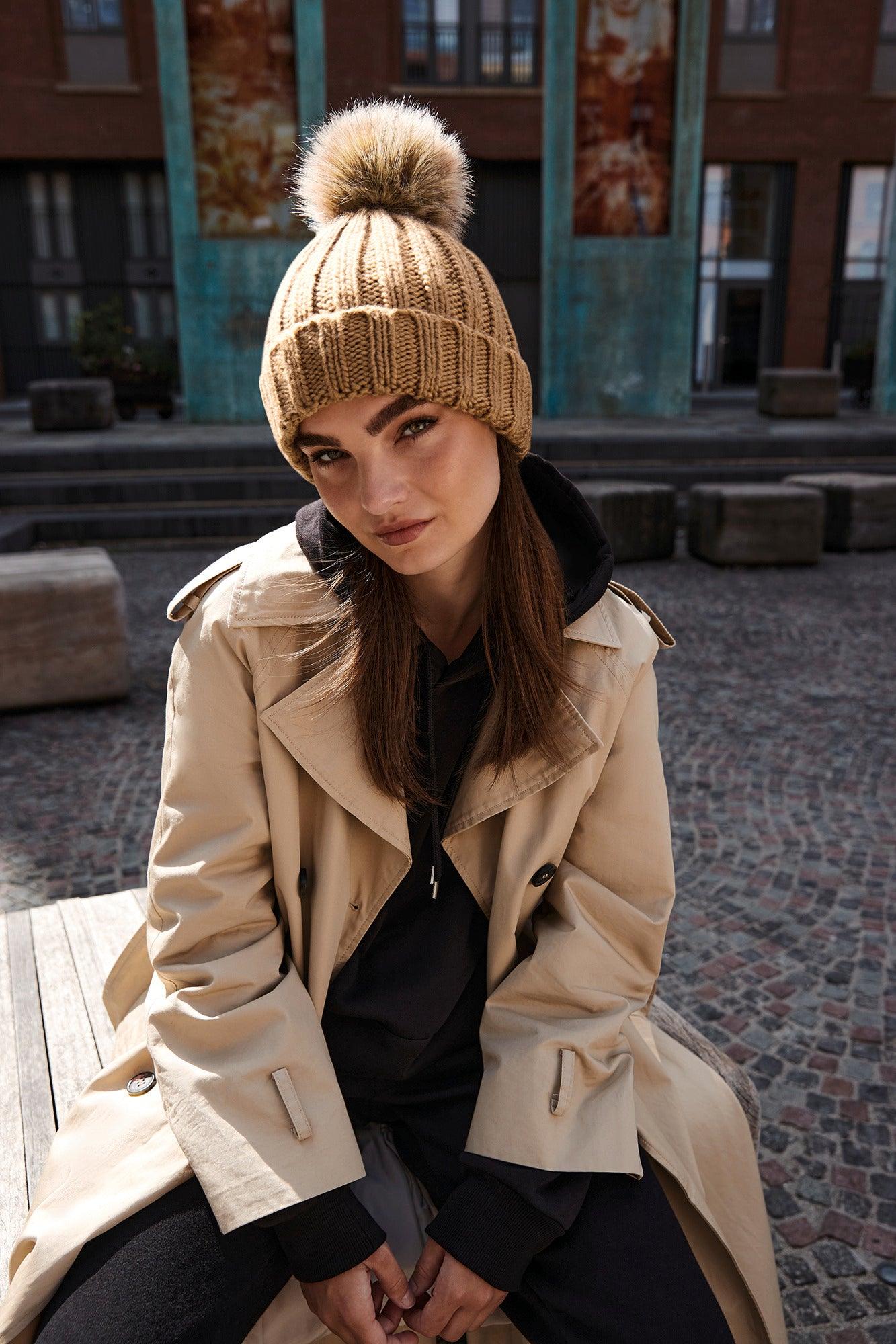 Bonnet epais avec pompon en fausse fourrure - La-broderie