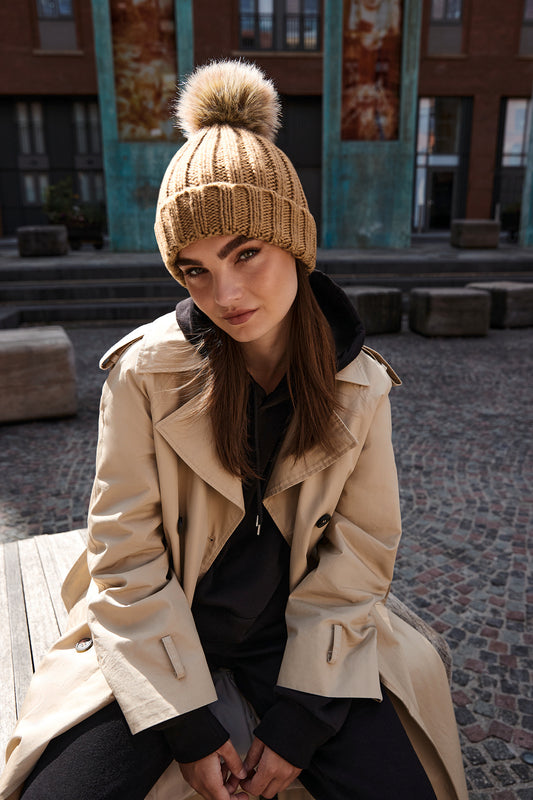 Bonnet epais avec pompon en fausse fourrure